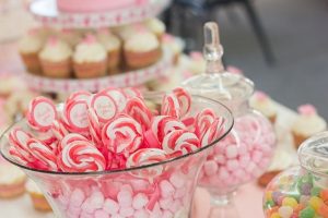 How to Choose the Sweets for Your Wedding Dessert Bar 